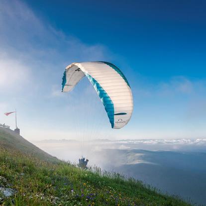 Paragliding in Schena